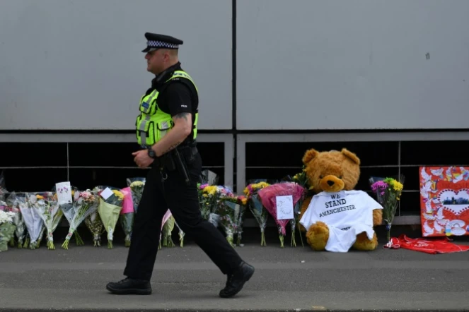 Des fleurs et des messages déposés devant le parking de la gare Victoria, près de la salle Arena à Manchester, en hommage aux victimes de l'attentat de Manchester le 25 mai 2017 