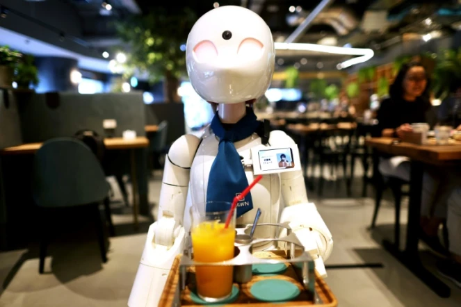 Un robot sert des clients au café Dawn à Tokyo, le 17 août 2021