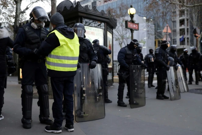 Contrôle de police sur des gilets jaunes près de l'Arc de Triomphe, le 8 décembre 2018 à Paris