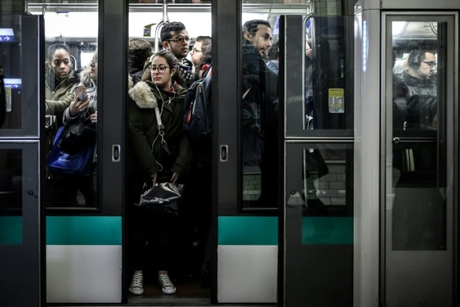 Une voiture du métro parisien bondée en décembre 2019 lors d'une grève à la RATP 