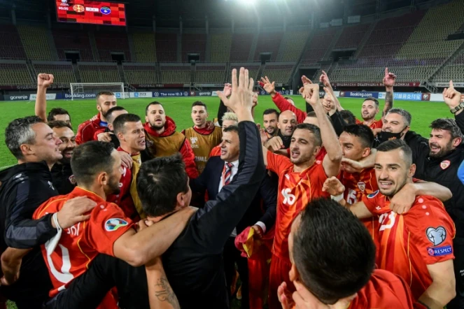 L'entraîneur de Macédoine du Nord, Igor Angelovski (c), fête la victoire avec ses joueurs en demi-finale des barrages de l'Euro-2020 face au Kosovars, à Skopje, le 8 octobre 2020 