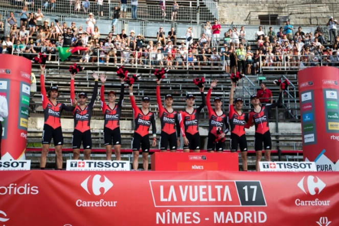 L'équipe de la BMC Racing, victorieuse de la première étape de la Vuelta, un contre-la-montre par équipes, à Nîmes, le 19 août 2017 