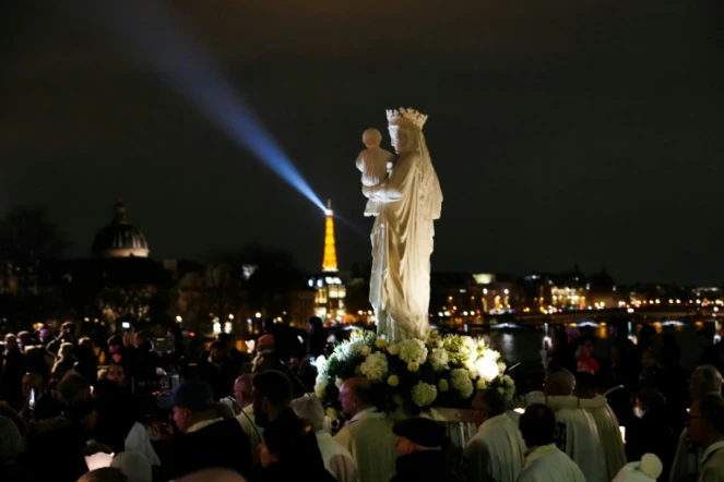 Des fidèles se dirigent vers la cathédrale Notre-Dame de Paris pour le retour de la célèbre statue la Vierge à l'Enfant, le 15 novembre 2024