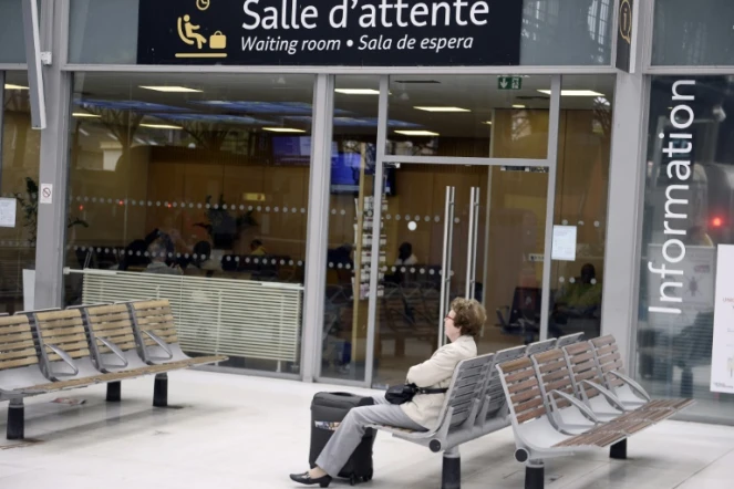 Une passagère patiente lors d'un jour de grève de la SNCF, gare d'Austerlitz à Paris, le 19 juin 2014