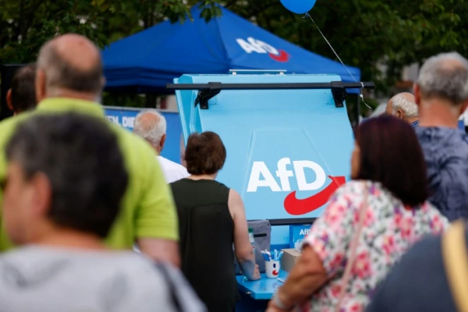 Le logo du parti d'extrême droite AfD sur un stand lors d'une réunion de campagne électorale à Weisswasser, en Saxe, en Allemagne, le 14 août 2024