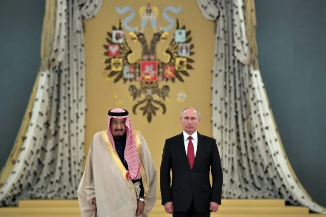 Le président russe Vladimir Poutine reçoit le roi Salmane d'Arabie saoudite, le 5 octobre 2017 à Moscou
