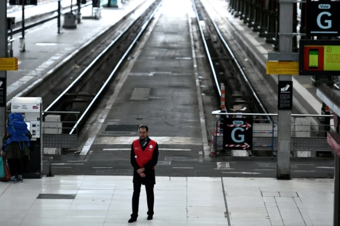 Un agent de la SNCF gare de Lyon à Paris, au 2e jour de la grève au sein de la compagnie ferroviaire, le 4 avril 2018