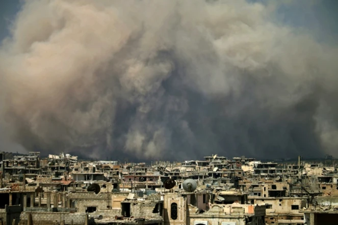 Nuage de fumée après un raid aérien sur une zone rebelle de la ville syrienne de Deraa (sud), le 8 août 2017