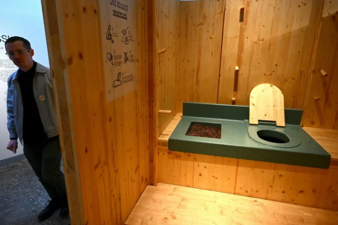 Des toilettes sèches exposées à la Biennale d'architecture de Venise le 17 mai 2023