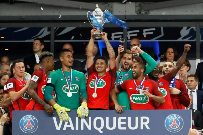 Le défenseur Thiago Silva (c) brandit le trophée après la victoire du PSG en finale de la Coupe de France contre le SCO d'Angers au Stade de France, le 27 mai 2017 