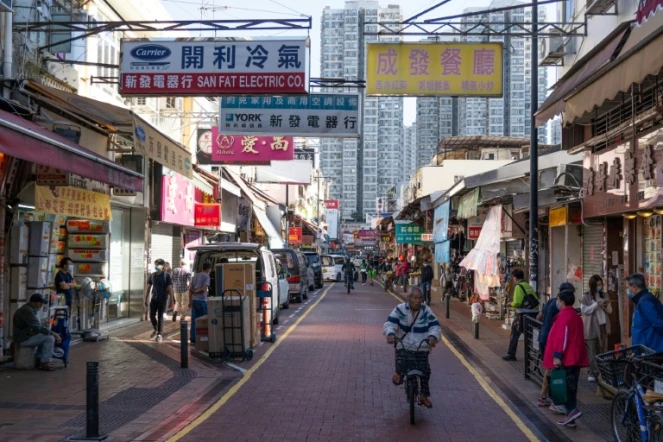 Une rue commerçante de Sheung Shui, le 10 décembre 2021 à Hong Kong