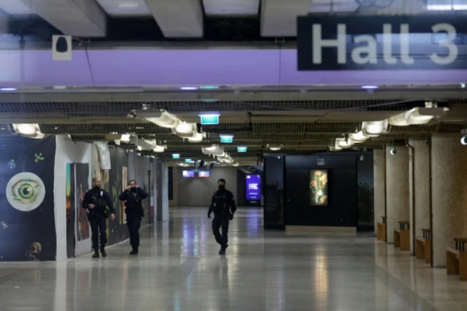 Des policiers patrouillent gare de Lyon à Paris le 3 février 2024 après une attaque à l'arme blanche