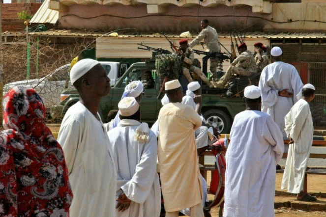 Des membres des forces de sécurité soudanaises patrouillent dans la capitale Khartoum le 5 juin 2019, jour de la fête musulmane du Fitr, marquant la fin du mois du ramadan.