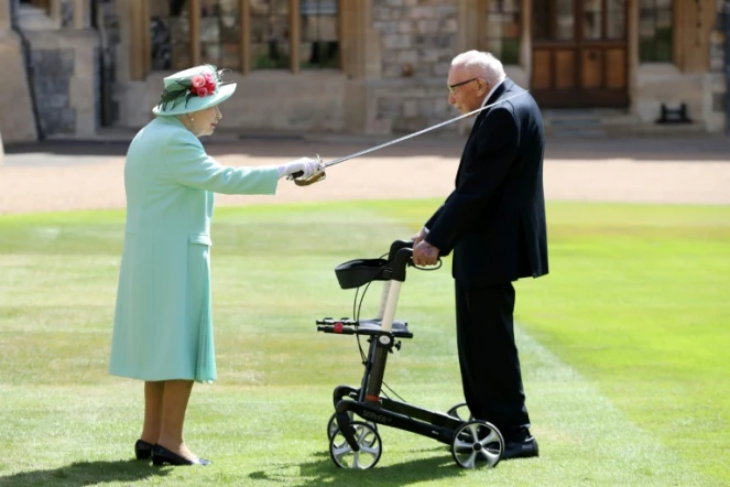 La reine Elizabeth II fait chevalier Tom Moore avec l'épée de son père, George VI, au château de Windsor à l'ouest de Londres, le 17 juillet 2020