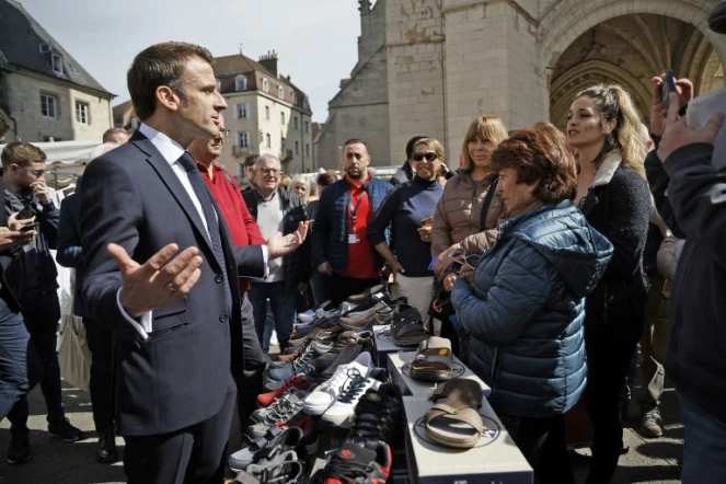 Emmanuel Macron à la rencontre des habitants sur un marché de Dole, le 27 avril 2023 dans le Jura