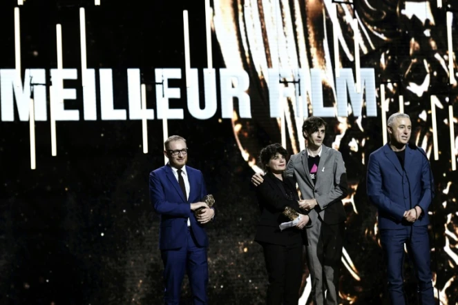 "120 battements par minute" couronné aux Césars le 2 mars 2018. Sur la scène, le réalisateur Robin Campillo (à droite), les producteurs Marie-Ange Luciani et Hugues Charbonneau (à gauche) et le président d'Act Up Paris Remy Hamai (deuxième à droite, en gris)