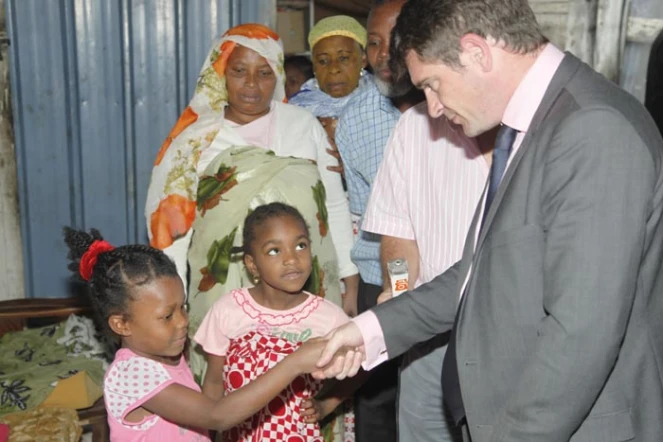 Mardi 26 juillet 2011 - Visite du secrétaire d'Etat au logement Benoist Apparu dans le bidonville de l'Oasis au Port.
(Photo Michel Désiré)