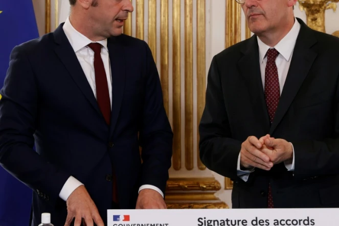 Le Premier ministre Jean Castex (D) et le ministre de la Santé Olivier Véran lors de la signature des accords du Ségur de la Santé, le 13 juillet 2020 à Paris