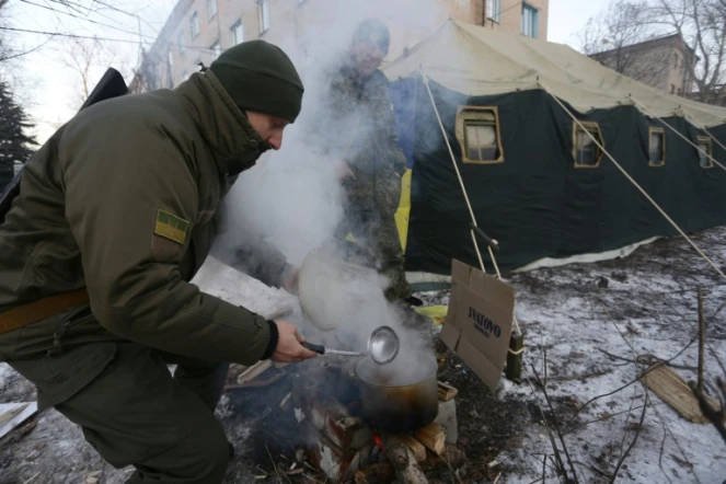 Cuisine au feu de camp pour des soldats ukrainiens dans la ville d'Avdiïvka près de Donetsk, le 31 janvier 2017