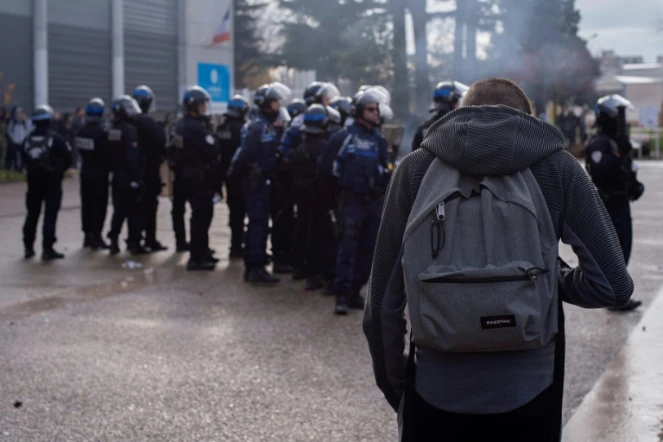 Un lycéen devant la police le 6 décembre 2018 à Saint-Priest dans la banlieue de Lyon