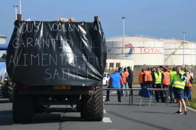 Des agriculteurs bloquent l'accès à un dépôt de carburant Total, le 11 juin 2018 à Fort Mardyck, près de Dunkerque, dans le Nord