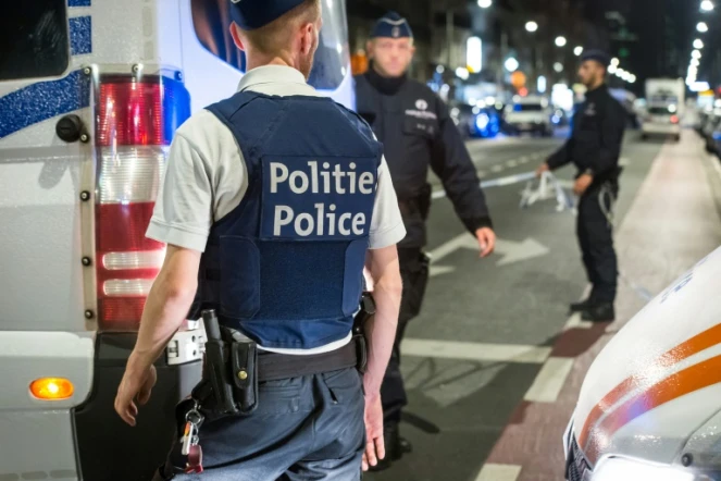 Des policiers sur le lieu de l'attaque à couteau contre des militaires à Bruxelles, le 25 août 2017