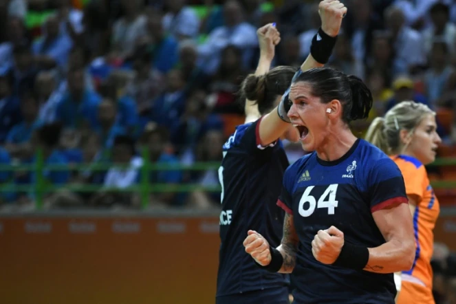La handballeuse française Alexandra Lacrabère célèbre un but inscrit face aux Pays-Bas, en demi-finale des JO de Rio, le 18 août 2016