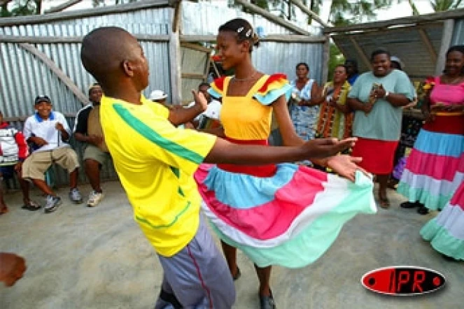 À Rodrigues, la polka, la valse, la mazurka cotoient en bonne intelligence le séga accordéon et le séga tambour