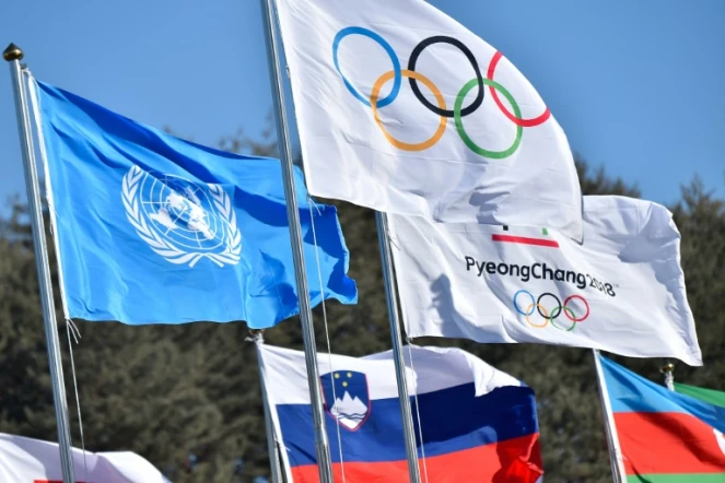 Le drapeau olympique flotte près de celui des Nations Unies au village olympique, à Pyeongchang, le 6 février 2018