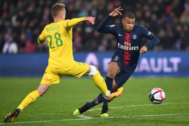 L'attaquant du PSG Kylian Mbappé (d) déborde le milieu nantais Valentin Rongier, le 22 décembre 2018 au Parc des Princes, à Paris 