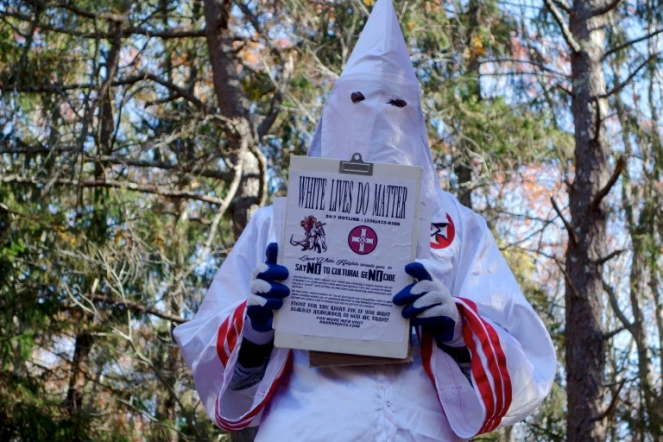 Gary Munker, qui se présente comme un porte-parole du Ku Klux Klan, le 22 novembre 2016 à Hampton Bays dans l'Etat de New York