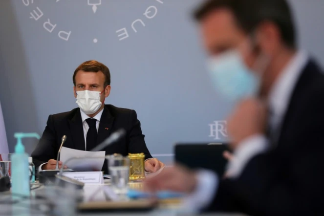 Le président Emmanuel Macron lors d'un Conseil de défense à l'Elysée avec le ministre de la Santé Olivier Veran, le 12 novembre 2020 à Paris 