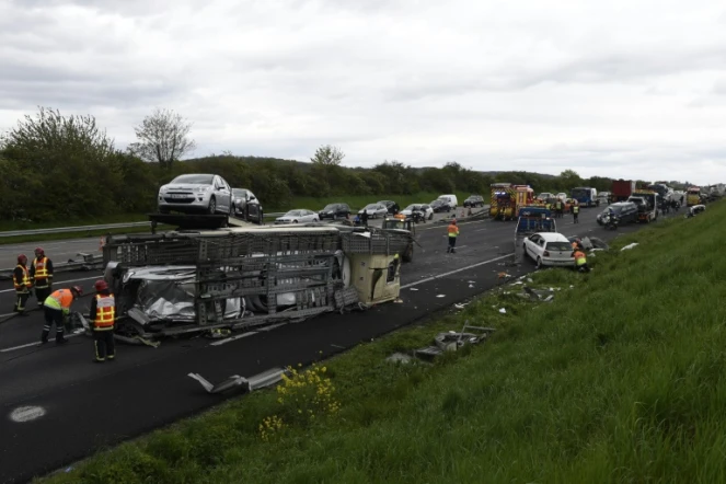 Les secours sur les lieux d'un accident le 25 avril 2016 sur l'A13 près des Mureaux