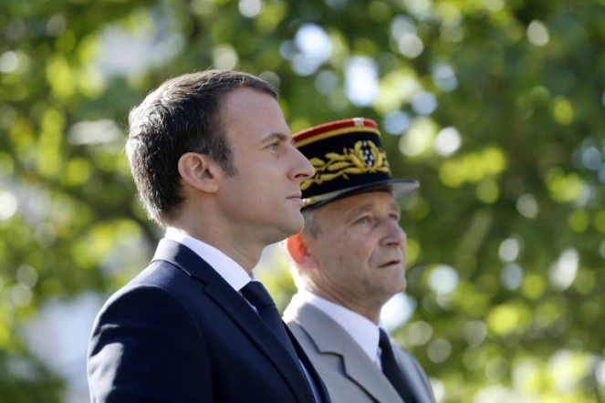 Emmanuel Macron et le général Pierre de Villiers, alors chef d'état-major, au défilé militare du 14 juillet 2017 à Paris