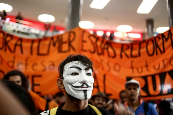 Des membres du mouvement Roofless qui demandent au président Temer de démissionner, protestent contre ses réformes économiques, à l'aéroport Congonhas de São Paulo le 30 juin 2017