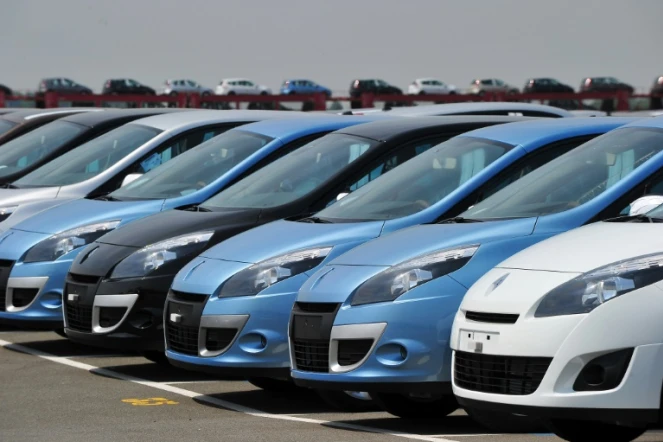 Des voitures neuves sur le site Renault à Douai le 25 mai cars are parked at a plant of French carmaker Renault on 25 mai 2010