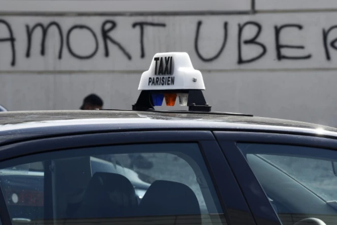 Une inscription "A mort Uber" sur un mur près de la Porte Maillot à Paris, le 25 juin 2015