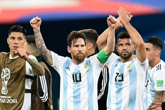 L'attaquant argentin Messi (c) et ses équipiers fêtent leur qualification pour les 8e de finale à Saint-Pétersbourg le 26 juin 2018 lors du Mondial 