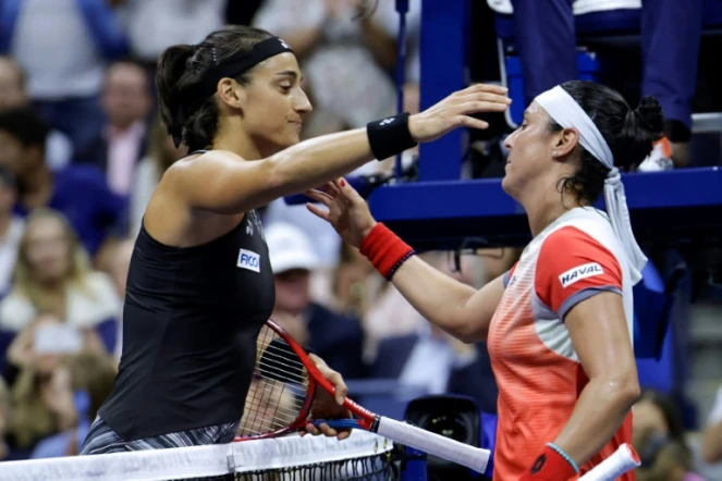 La Tunisienne Ons Jabeur (à droite) salue la Française Caroline Garcia à l'issue de leur match de demi-finale de l'US Open, le 8 septembre 2022 à New York