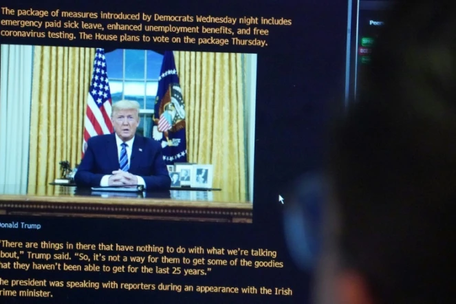 L'allocution du président américain Donald Trump diffusée sur un écran à la Bourse de New York, le 12 mars 2020