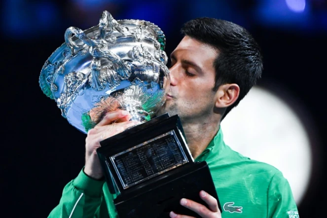 Le Serbe Novak Djokovic, vainqueur de l'Autrichien Dominic Thiem (6-4, 4-6, 2-6, 6-3, 6-4) en finale de l'Open d'Australie, le 3 février 2020 à Melbourne