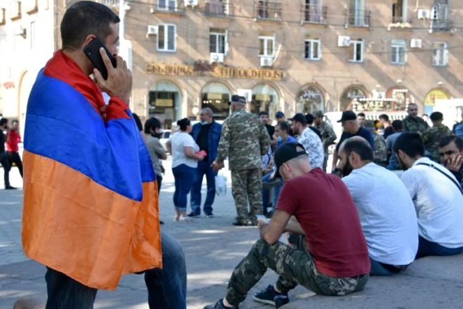 Des Arméniens, volontaires pour partir au front, rassemblés à Erevan, le 27 septembre 2020 