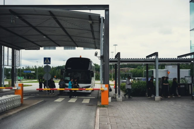 Un car de touristes russes au poste frontière de Nuijamaa, le 28 juillet 2022 en Finlande