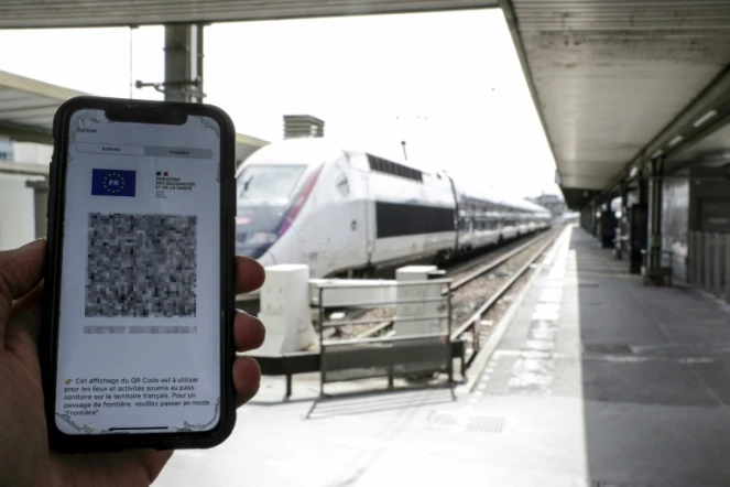 Un passager montre son pass sanitaire sur son téléphone à la gare de Lyon à Paris le 9 août 2021