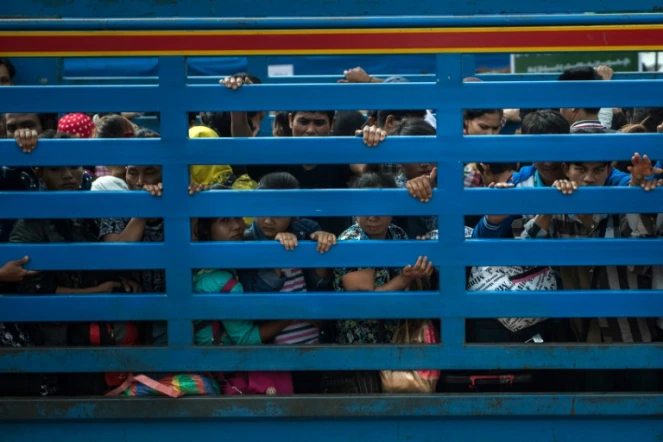 Des migrants birmans en Thaïlande arrivent en camion à Myawaddy le 7 juillet 2017