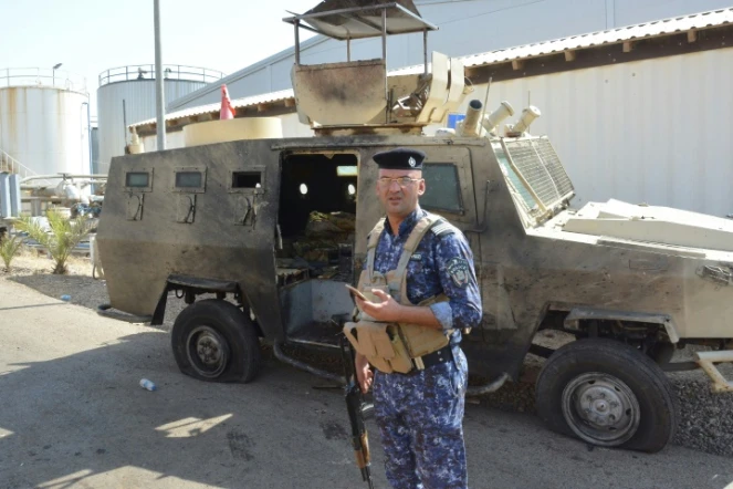 Un membre des forces de sécurité irakiennes sur les lieux d'une attaque suicide contre une centrale électrique au nord de Bagdad, le 2 septembre 2017