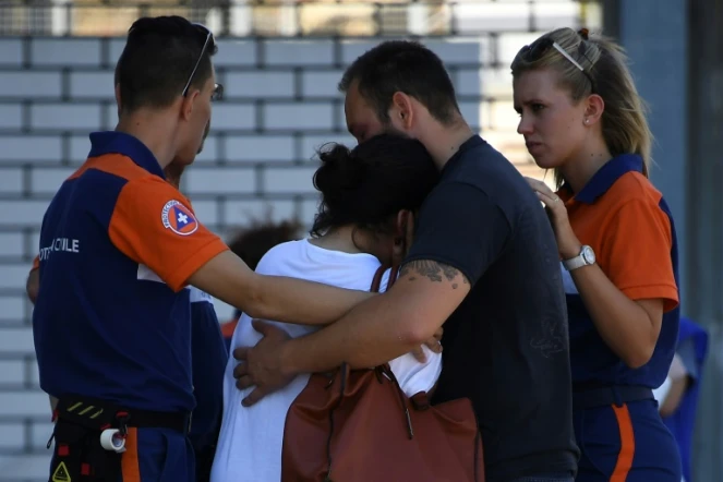 Des agents de la protection civile réconfortent des gens devant l'hôpital Pasteur à Nice, le 17 juillet 2016