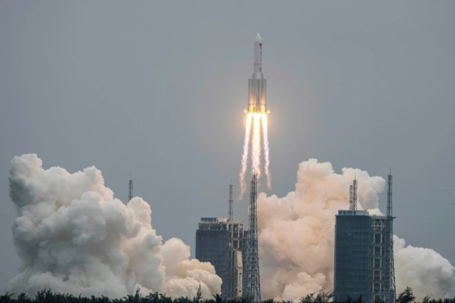 Une fusée Longue-Marche 5B qui propulse le module central de la station spatiale chinoise décolle du centre de lancement de Wenchang, sur l'île tropicale de Hainan, dans le sud de la Chine, le 29 avril 2021