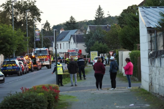 Des habitants et des secours à Loches (Indre-et-Loire) après la collision d'un ULM avec un avion de tourisme qui a fait 5 morts, le 10 octobre 2020
