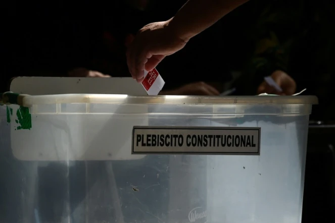 Un homme vote lors d'un  référendum au Chili sur une nouvelle Constitution en remplacement de celle en vigueur depuis la dictature d'Augusto Pinochet, le 17 décembre 2023 à Santiago